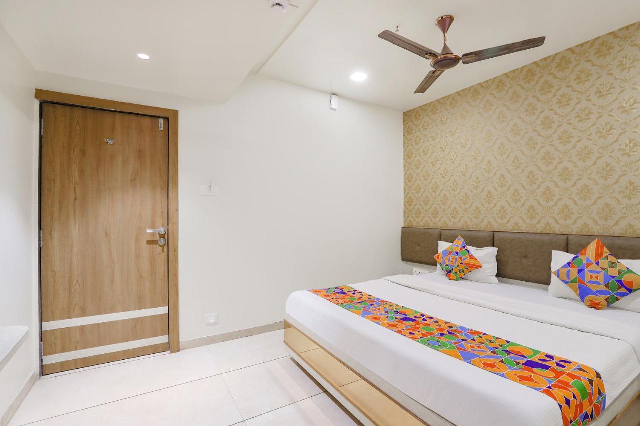 FabHotel Bharosa Inn Ahmedabad Bagian luar foto