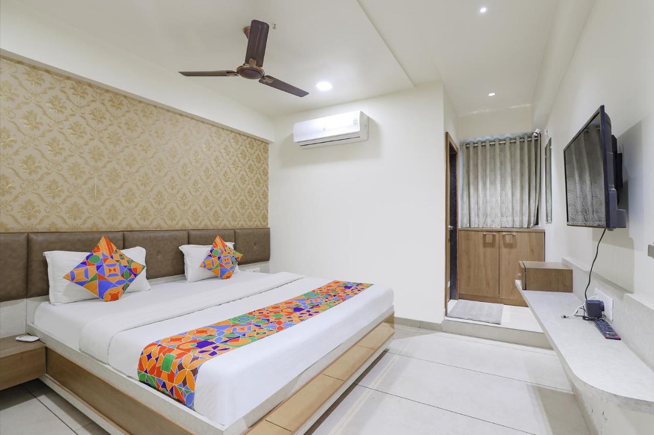 FabHotel Bharosa Inn Ahmedabad Bagian luar foto